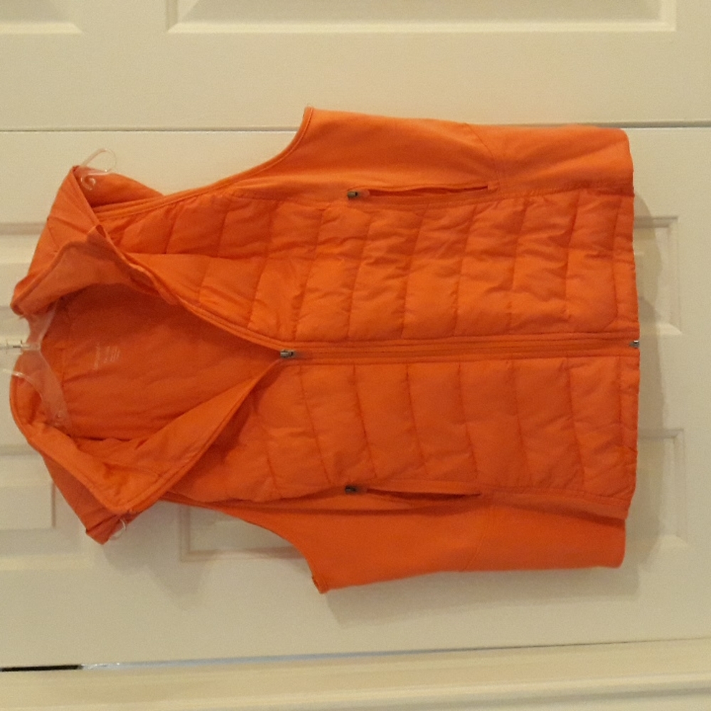 Puffer vest with hood